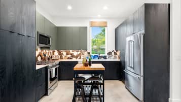 House, Multiple Beds, Patio, Garden View (Jester's Court) | Private kitchen | Fridge, microwave, oven, stovetop