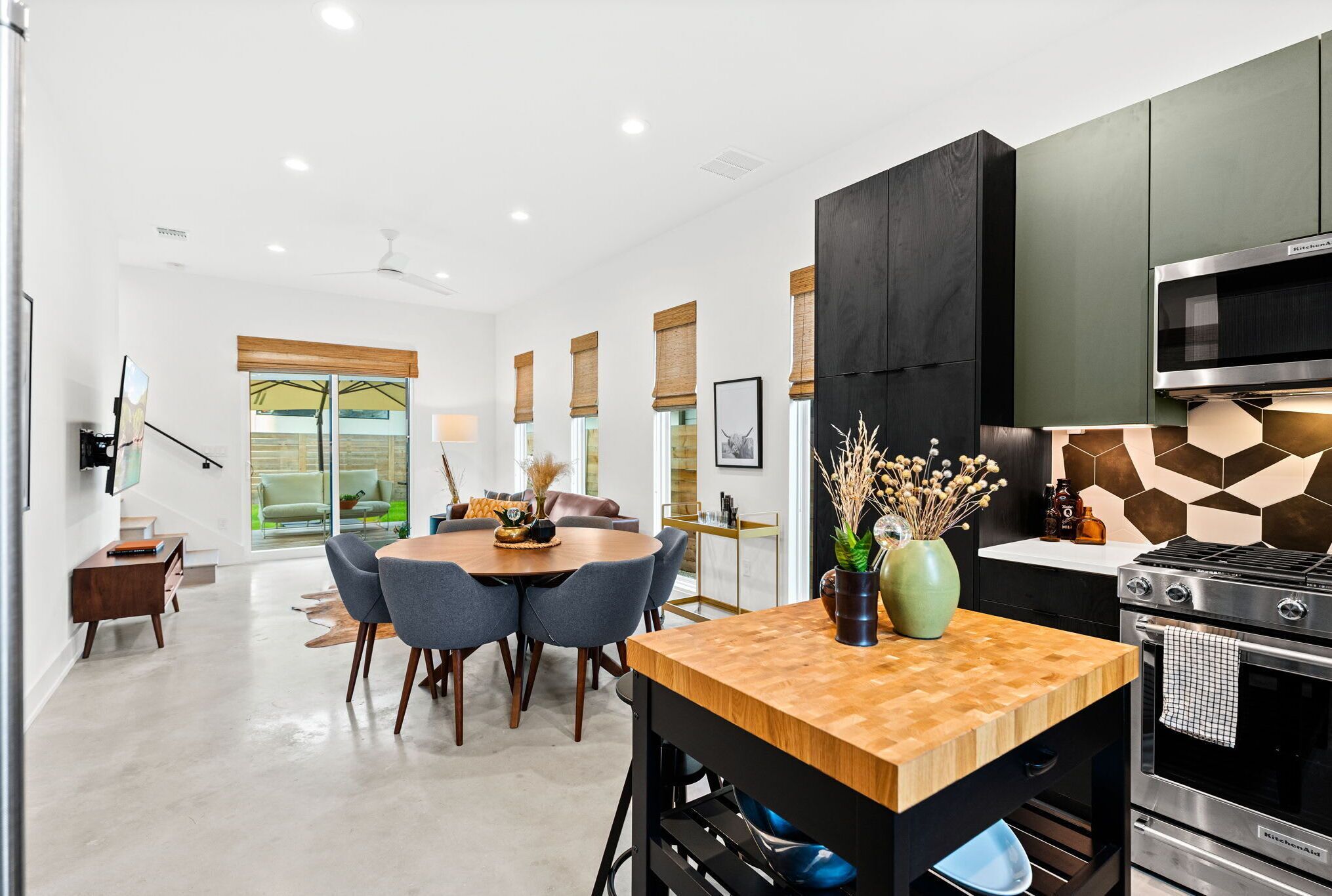 Talo, useita sänkyjä, patio, näköala puutarhaan (Jester's Court) | Yksityinen keittiö | Jääkaappi, mikroaaltouuni, uuni, liesi