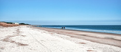 Plage, chaises longues