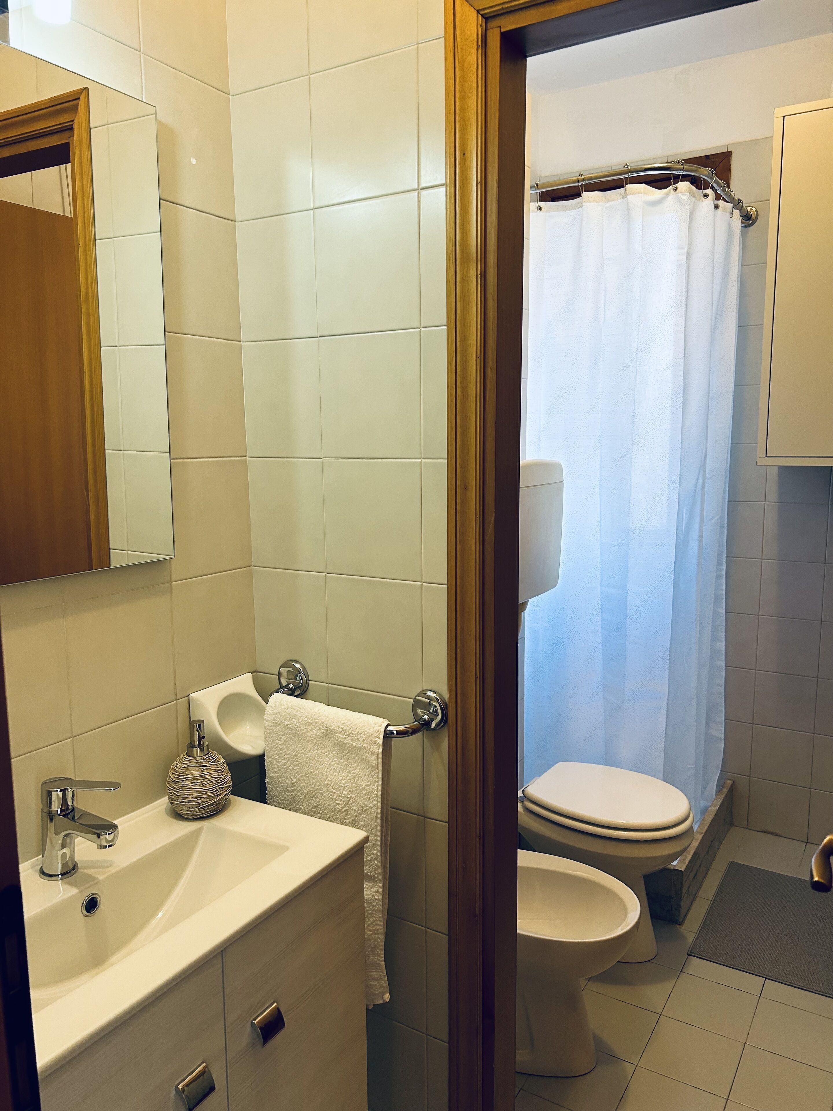 Dusj, hårføner, bidé og håndklær