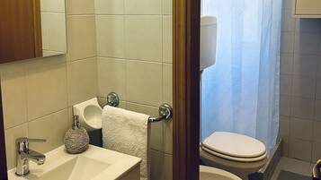 Dusj, hårføner, bidé og håndklær