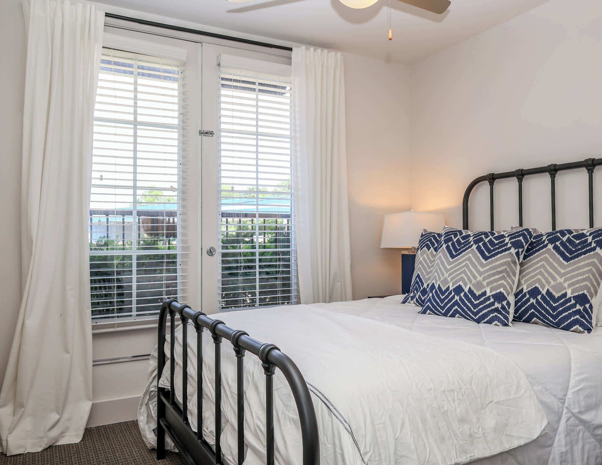 3 habitaciones, tabla de planchar con plancha, wifi y ropa de cama 