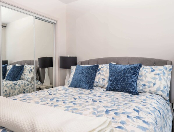 3 bedrooms, iron/ironing board, WiFi, bed sheets