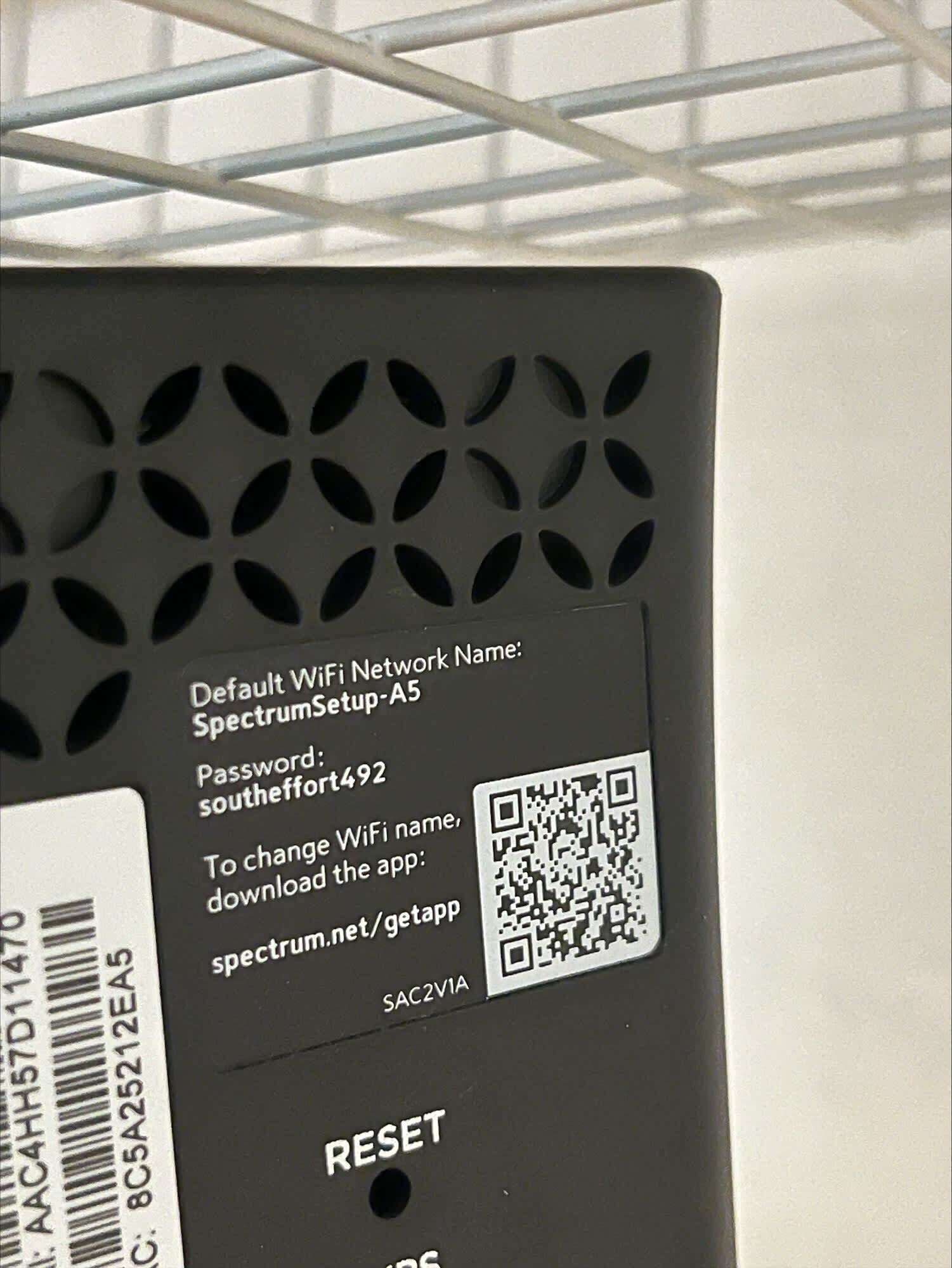 Un appareil doté d’un code QR, du nom de réseau Wi-Fi par défaut « SpectrumSetup-A5 » et du mot de passe « southeffort492 ».