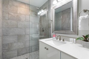 Appartement Luxe, 4 chambres | Salle de bain | Serviettes fournies