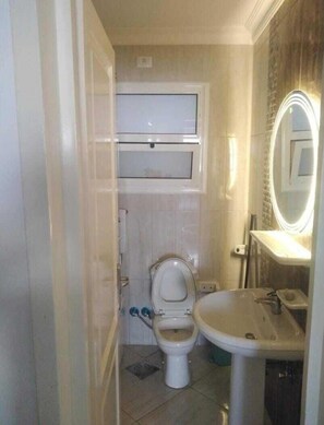 Apartamento | Baño | Cabezal de ducha tipo lluvia, toallas, jabón y champú