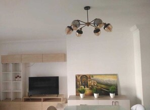 Căn hộ | Khu phòng khách | TV 65-inch có truyền hình kỹ thuật số 