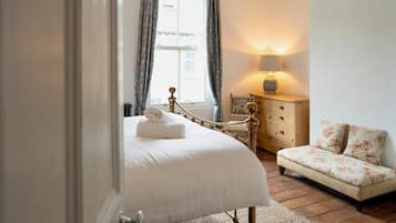3 bedrooms, iron/ironing board, internet, bed sheets