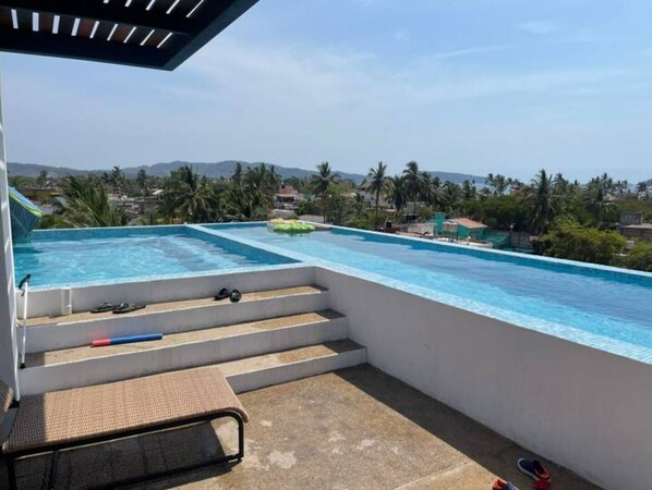 Una piscina al aire libre, una piscina climatizada