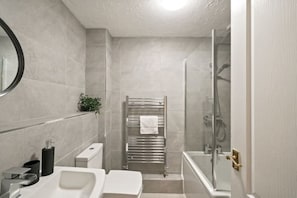 Haartrockner, Handtücher, Seife, Toilettenpapier