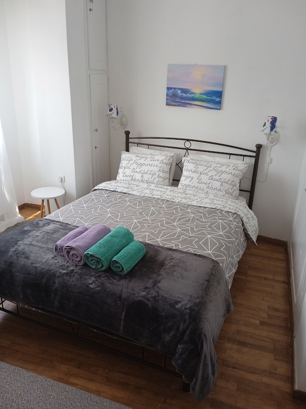 3 bedrooms, desk, iron/ironing board, free WiFi