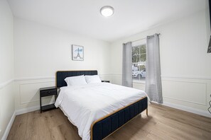 4 bedrooms, desk, iron/ironing board, travel cot