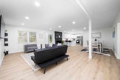 Modern Elegance Spacious 4BR with Hot Tub and screened porch & Pool Table