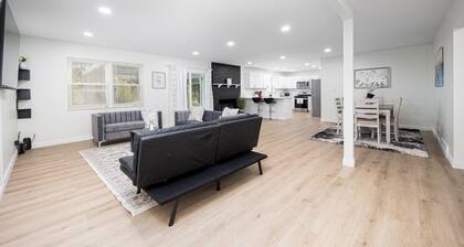 Modern Elegance Spacious 4BR with Hot Tub and screened porch & Pool Table