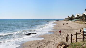 Beach nearby, sun loungers, beach towels