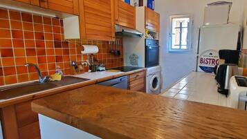 Een koelkast, een microgolfoven, een oven, een vaatwasser