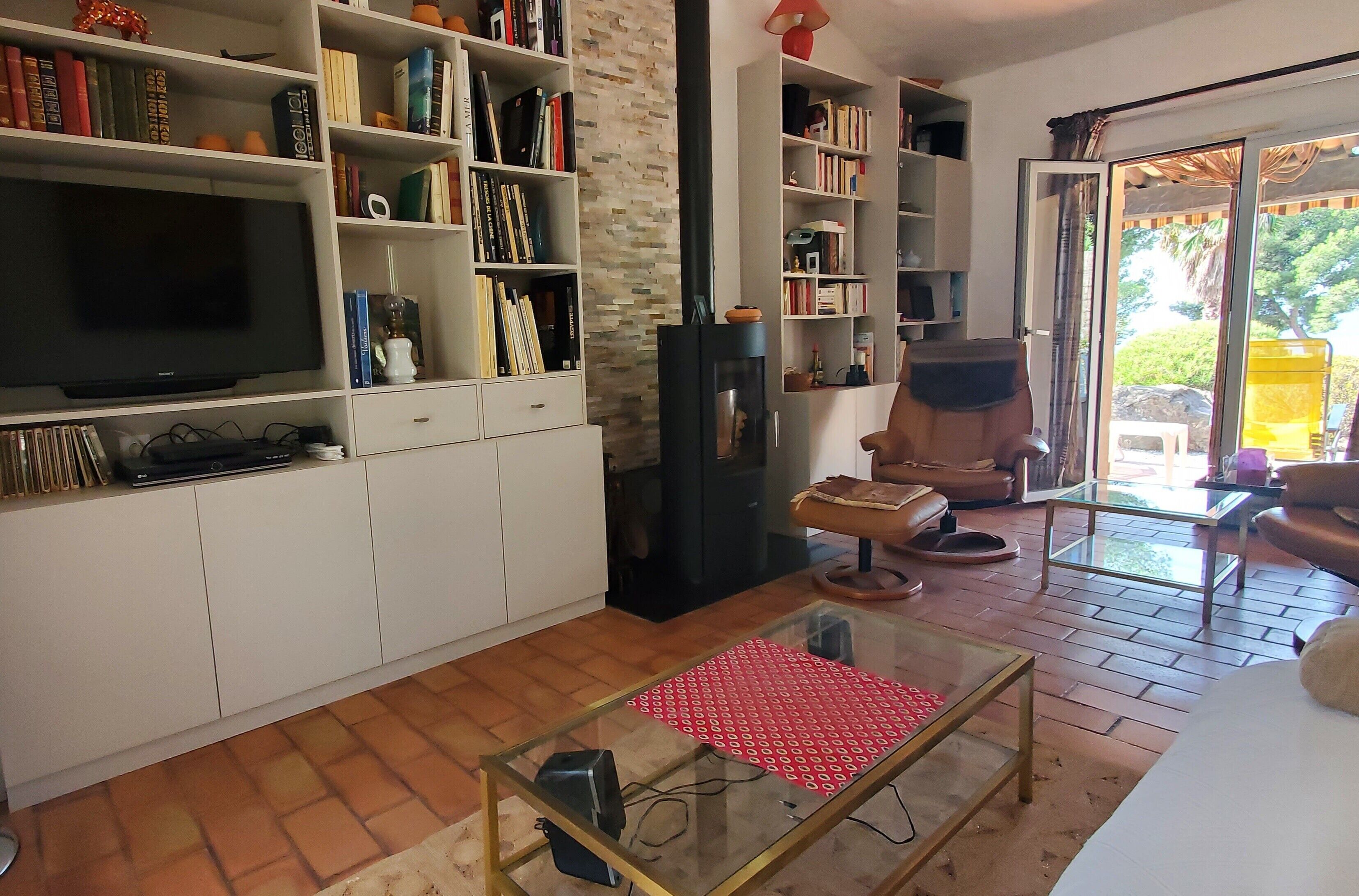 Televisie en een open haard