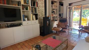 Televisie en een open haard