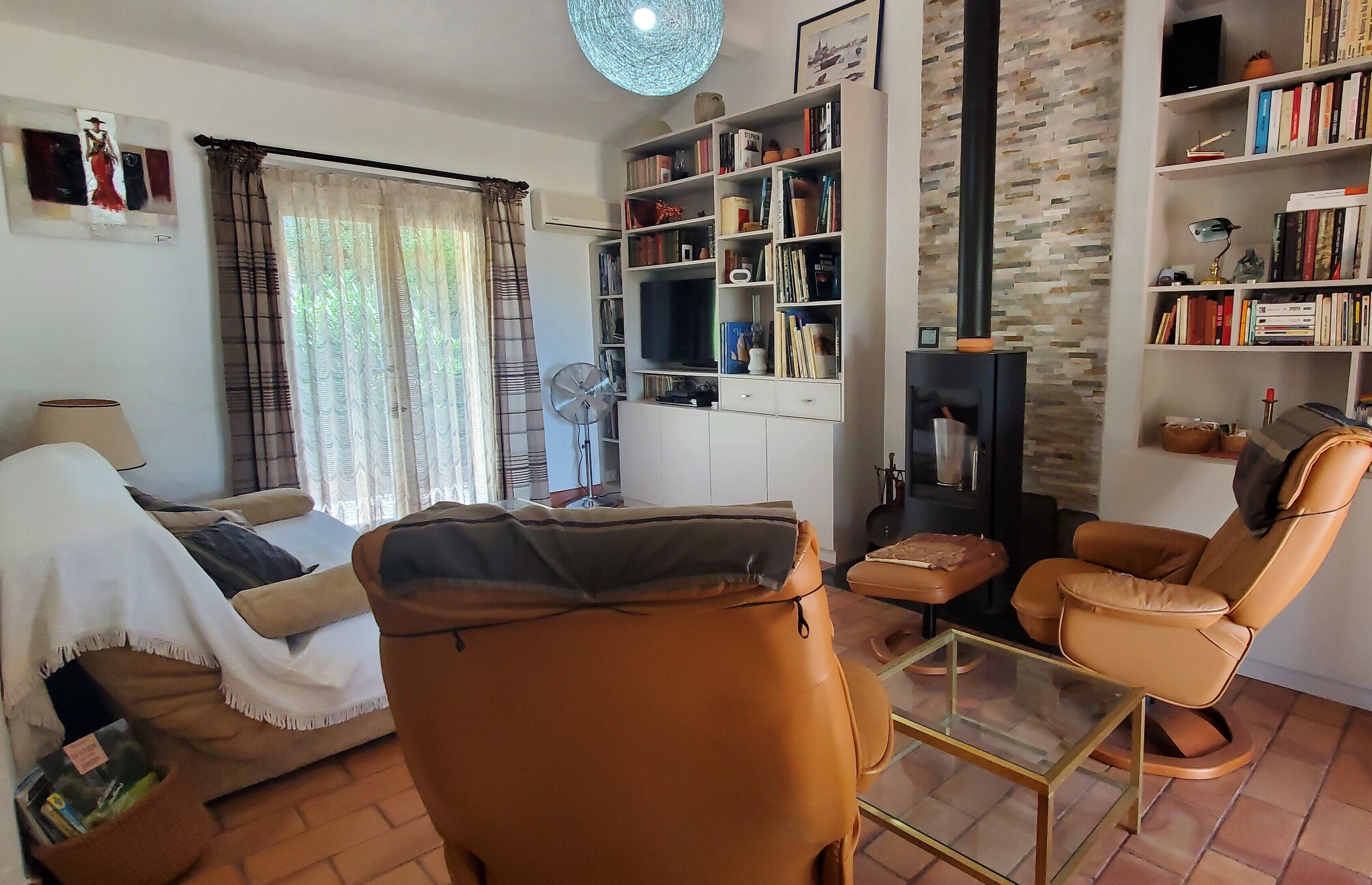 Televisie en een open haard