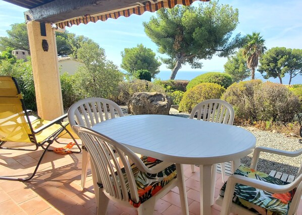 Outdoor dining - Spacious house with pool close to the sea (Saint-Raphaël)