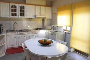 Fridge, microwave, oven, stovetop - Cozy&Charming Naz, 350 m from the beach (Nazaré)