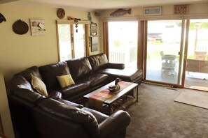 Smart-TV, Kamin, Bücher, Computerbildschirme