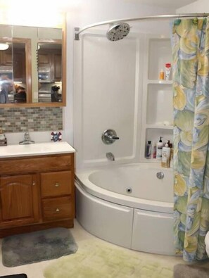 Jetted bath, hair dryer, towels, soap - Entire 3 Bedroom Lake House in Beaver Dam (Beaver Dam)