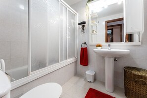 Bathtub, hair dryer, towels - MalagaSuite Dreamy Village (Arroyo de la Miel)