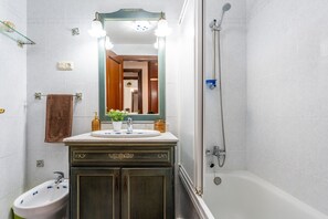 Baignoire, séchoir à cheveux, serviettes fournies