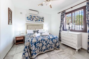 3 bedrooms, WiFi, bed sheets - Casa Bunji - Three Bedroom Villa, Sleeps 6 (Calahonda)