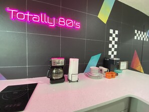 Interior - Totally 80s! (Sanford)