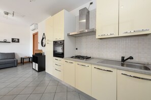 Frigorifero, microonde, forno, lavastoviglie