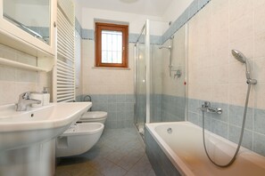 Badewanne, Haartrockner, Handtücher, Shampoo