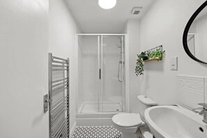 Sèche-cheveux, bidet, serviettes fournies, savon