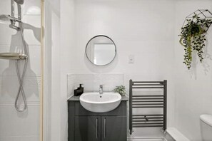 Haartrockner, Bidet, Handtücher, Seife