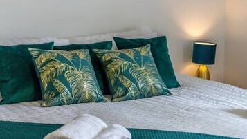 4 bedrooms, iron/ironing board, WiFi, bed sheets