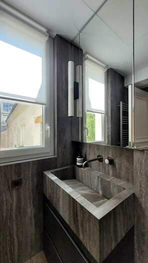 Dusj, hårføner, håndklær og såpe