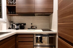 Kjøleskap, mikrobølgeovn, ovn og kokeplater