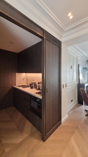 Kjøleskap, mikrobølgeovn, ovn og kokeplater