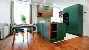Una cucina moderna con mobili in legno, un'isola centrale e un'area pranzo con tavolo e sedie.