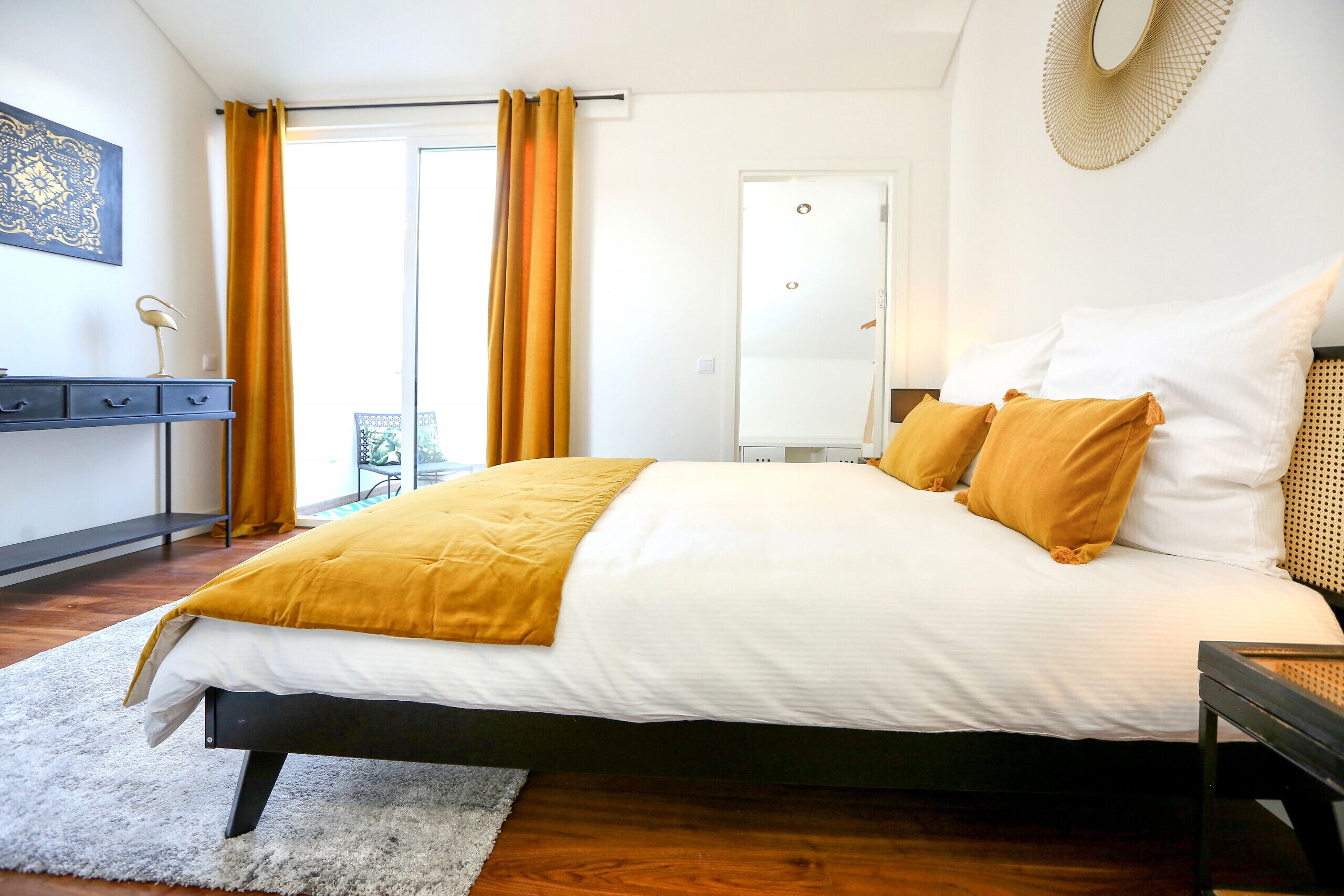 3 slaapkamers, een strijkplank/strijkijzer, gratis wifi, beddengoed