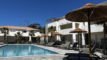 Een buitenzwembad en een verwarmd zwembad