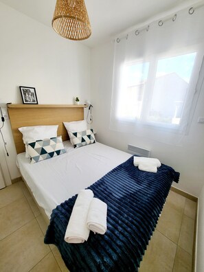 2 عدّة غرف نوم وواي فاي مجانًا وملاءات أسرّة