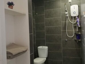 Toalhas de banho, sabonete, papel higiênico 