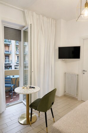 Comfort Double Room | Premium bedding, in-room safe, desk, laptop workspace - Vomerooms (Naples)