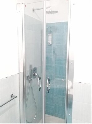 Regendusche, kostenlose Toilettenartikel, Haartrockner, Bidet