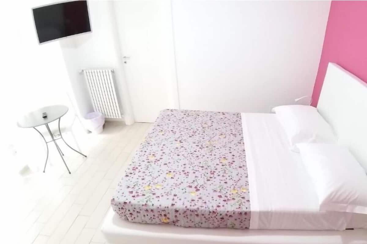 Comfort tweepersoonskamer | Luxe beddengoed, een kluis op de kamer, een bureau, een laptopwerkplek