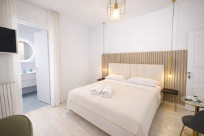 Comfort Double Room | Premium bedding, in-room safe, desk, laptop workspace - Vomerooms (Naples)