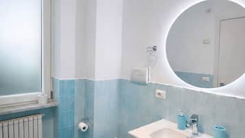 Quarto casal conforto | Banheiro | Chuveiro com efeito de chuva, produtos de toalete grátis