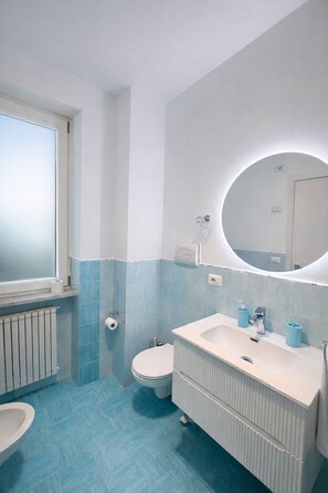 Comfort Double Room | Bathroom | Rainfall showerhead, free toiletries, hair dryer, bidet - Vomerooms (Naples)